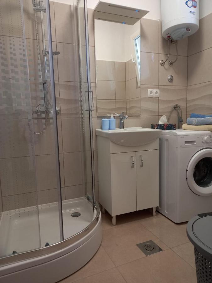 Apartman Rebeka Jezera Exterior photo